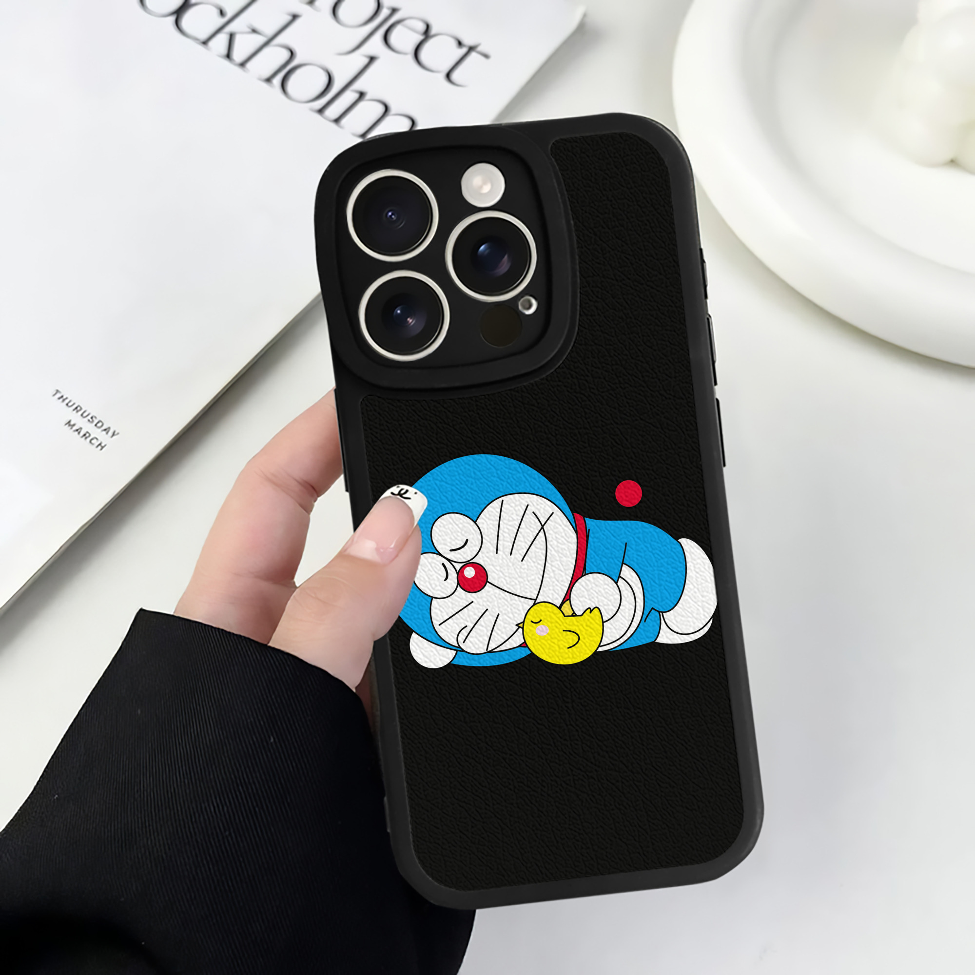 （画像用） ドラえもん Doraemon 【iPhone 16シリーズ対応】シリコンスマホケース（レザー調） 材質：シリコン